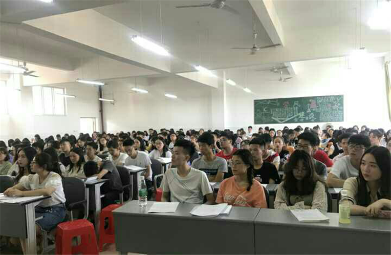 学工办主任赵绍雄担任此次讲座的主讲人,参加本次讲座的有财经学院党