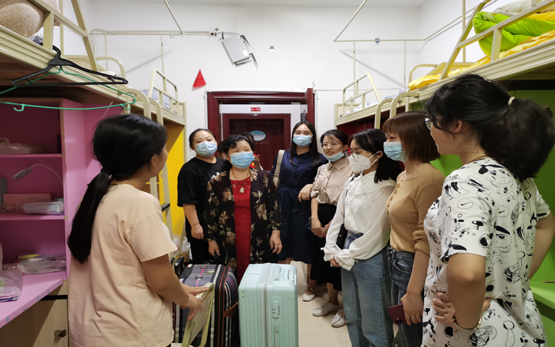 四川工业科技学院—财经学院--财经学院教师深入寝室
