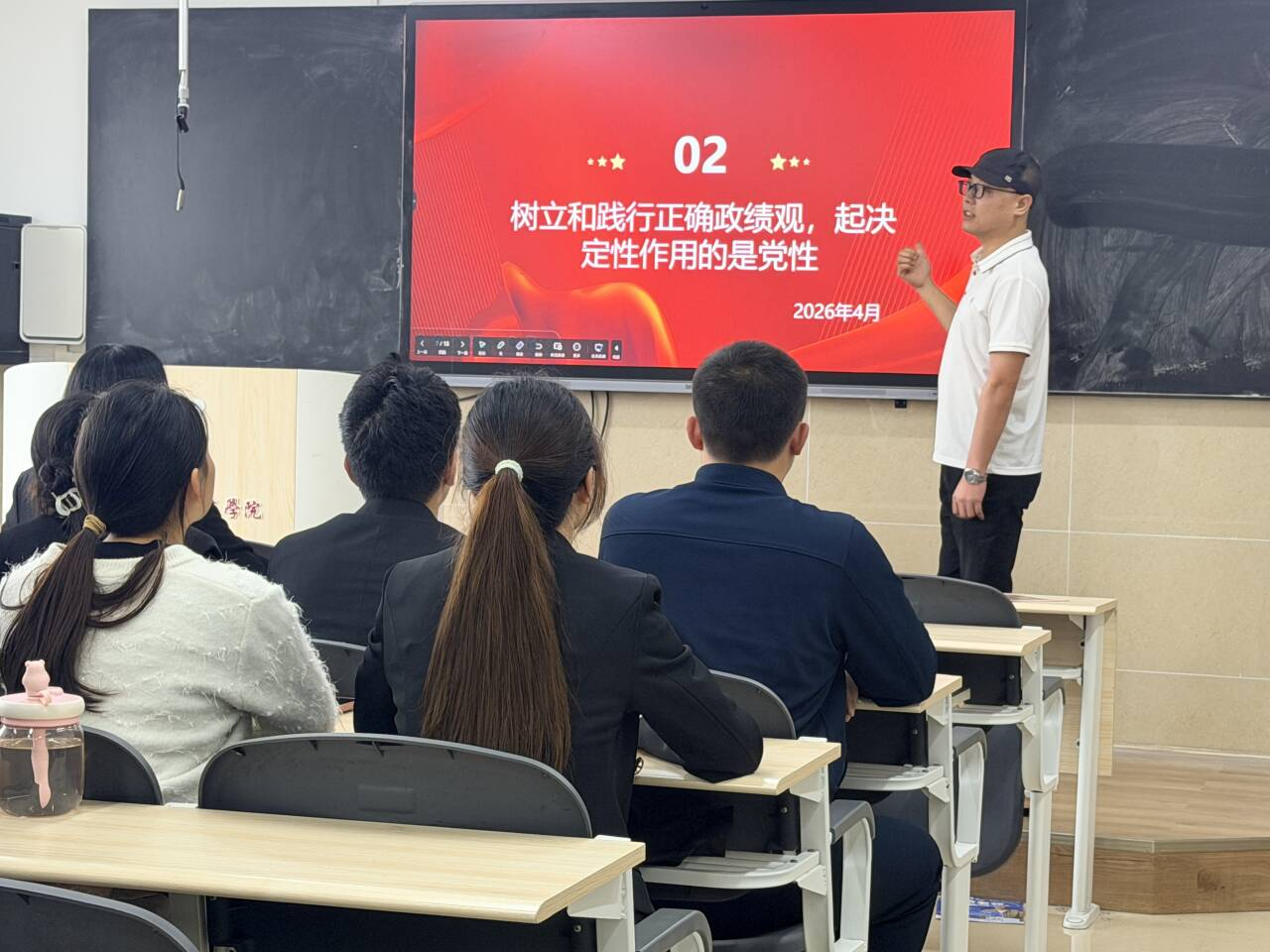 经济管理学院第一党支部书记讲党课 引领党员践行正确政绩观