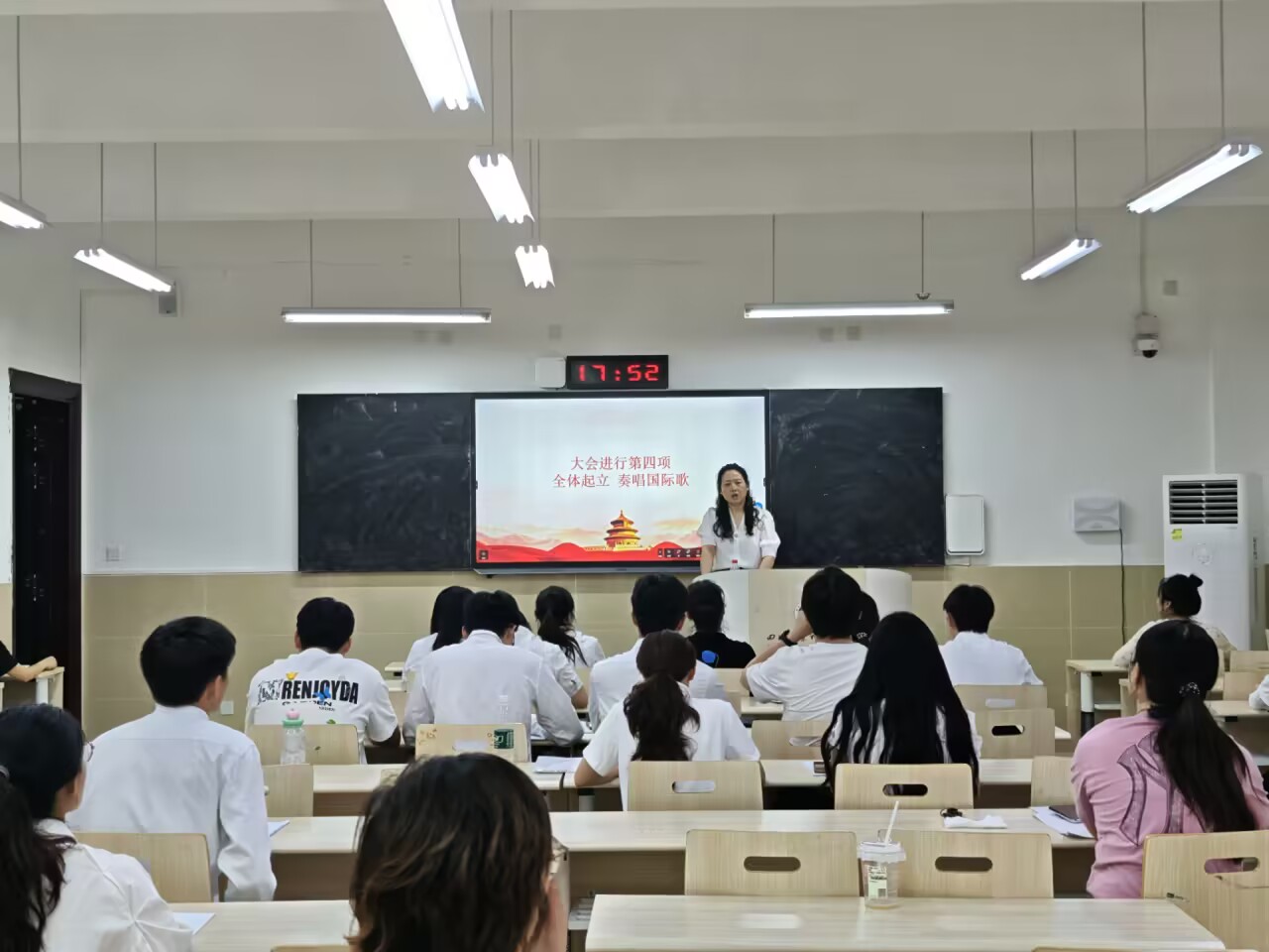 经济管理学院第二党支部召开支部大会